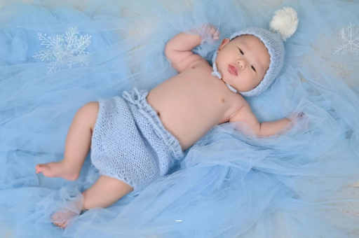 克孜勒苏三个月宝宝挠耳朵